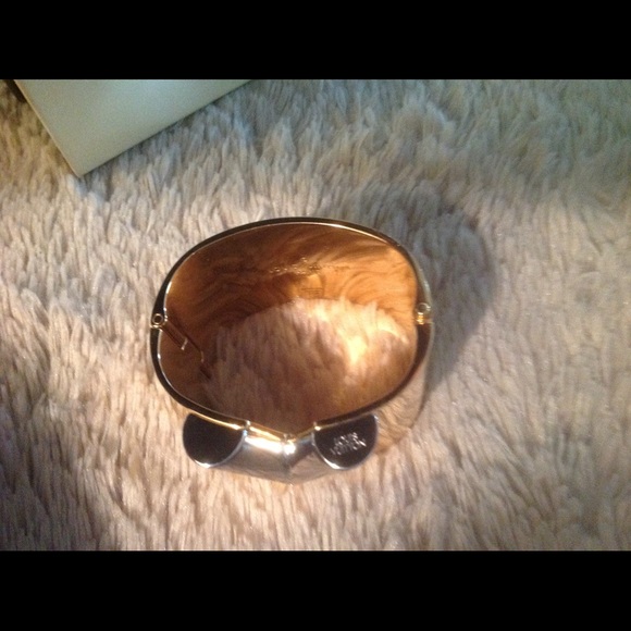 Louis Vuitton Essential V Cuff - Picture 6 of 8